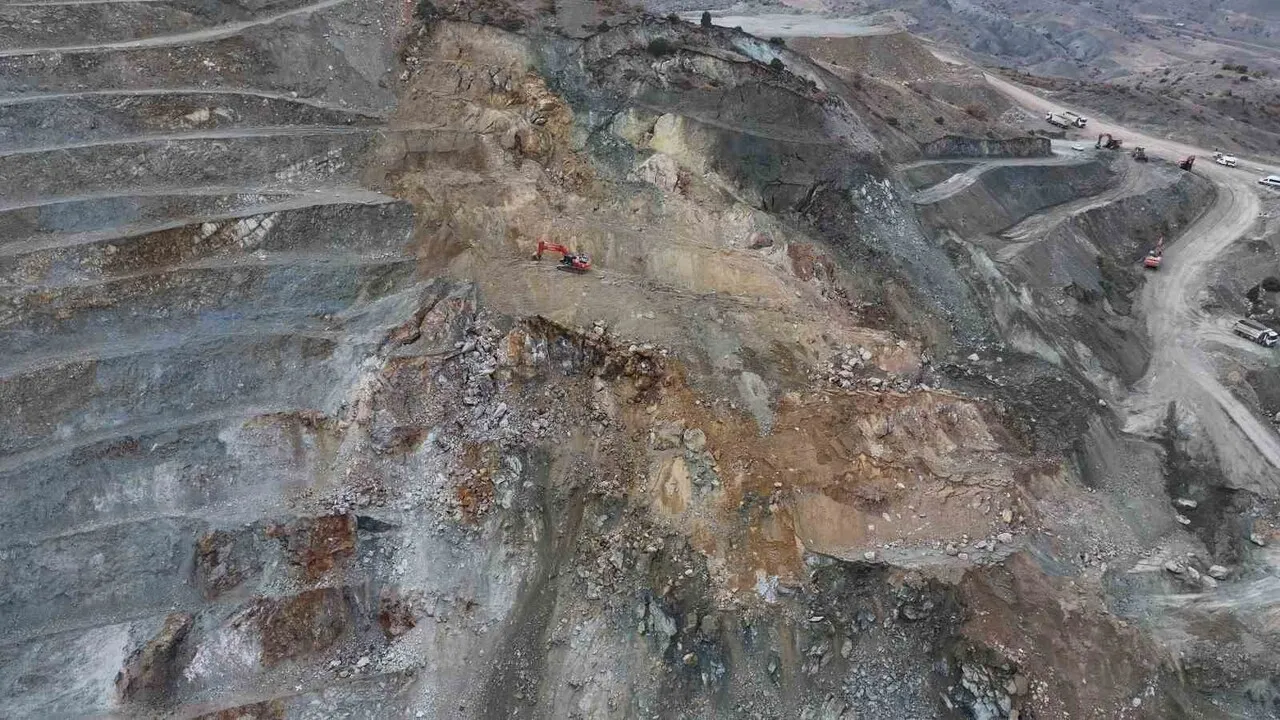 Divriği'de göçük: Toprak altında kalan şantiye müdürünün kurtarma çalışmaları 3. gününde