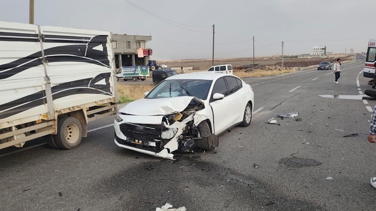 Diyarbakır Bağlar’da otomobil ile traktör çarpıştı: 1 kişi yaralandı