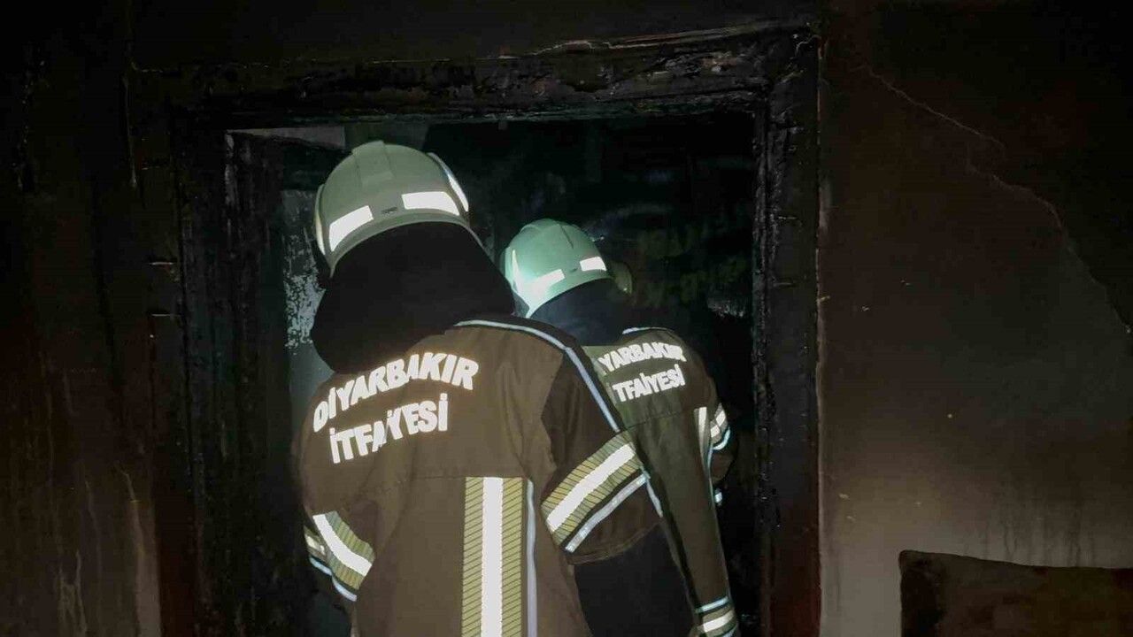 Diyarbakır Bağlar'da priz kaynaklı yangın: 2'si çocuk 7 kişi etkilendi, itfaiye kask kamerası kaydetti