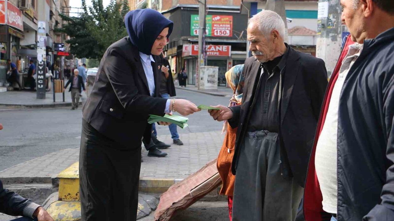 Diyarbakır Bağlar Muhtarı Dilek Demir, deprem bilinci için broşür ve afiş dağıttı