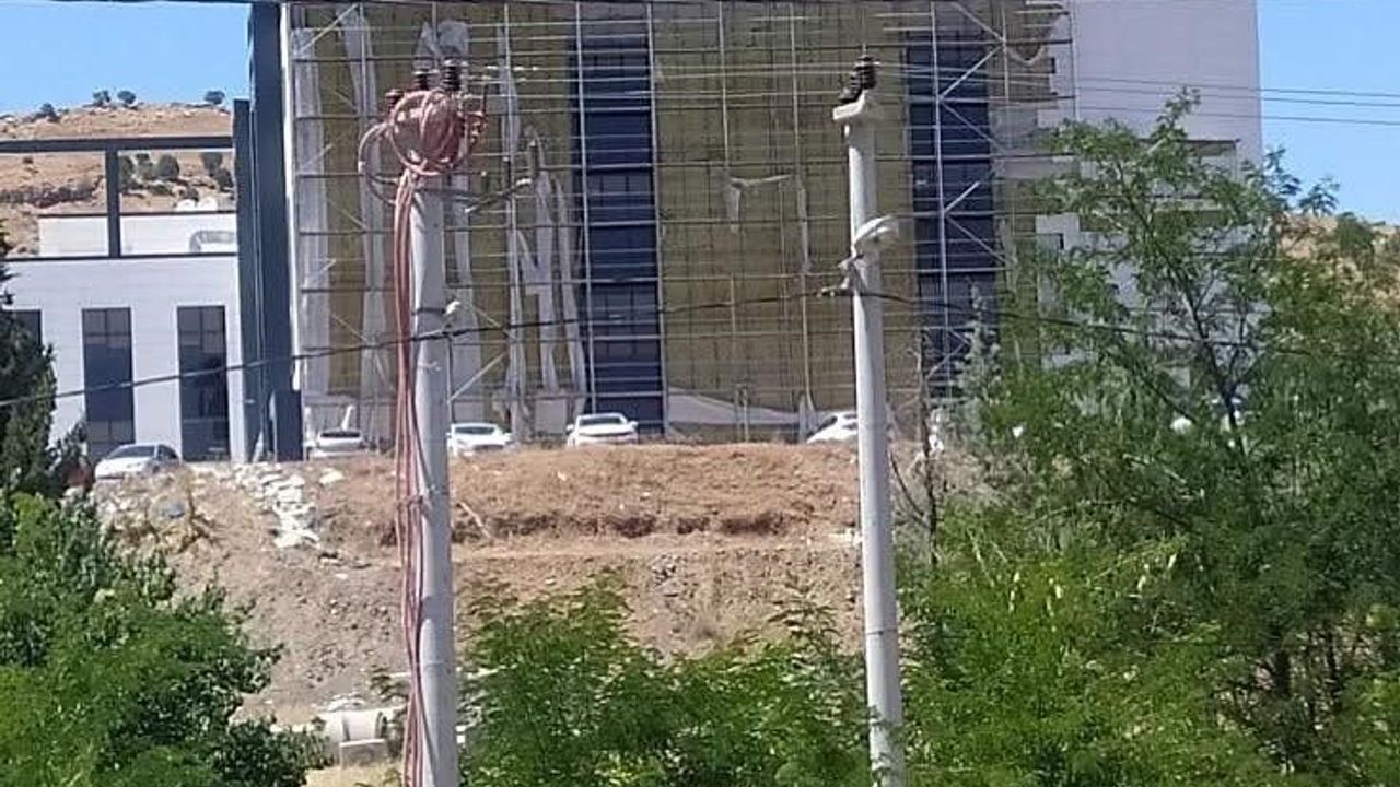 Diyarbakır Çermik'te mermer ocağında kaya altında kalan şahıs yaralandı