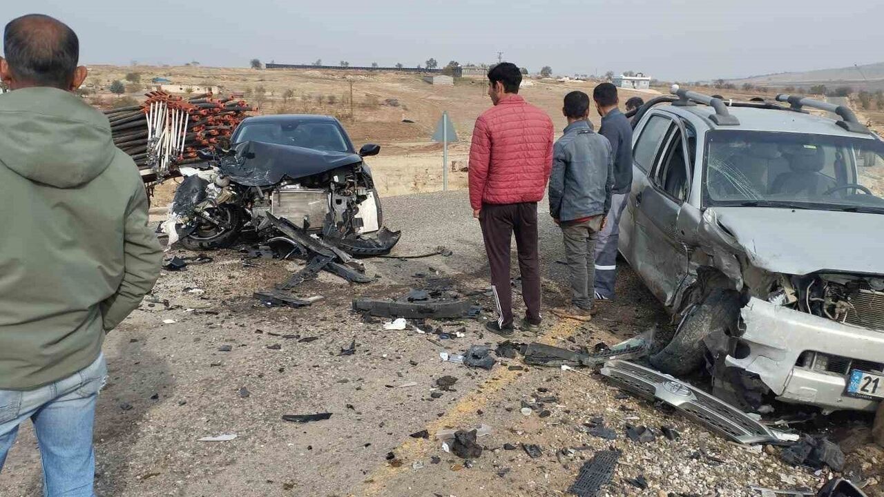 Diyarbakır Çınar'da iki otomobil kafa kafaya çarpıştı: 2 yaralı