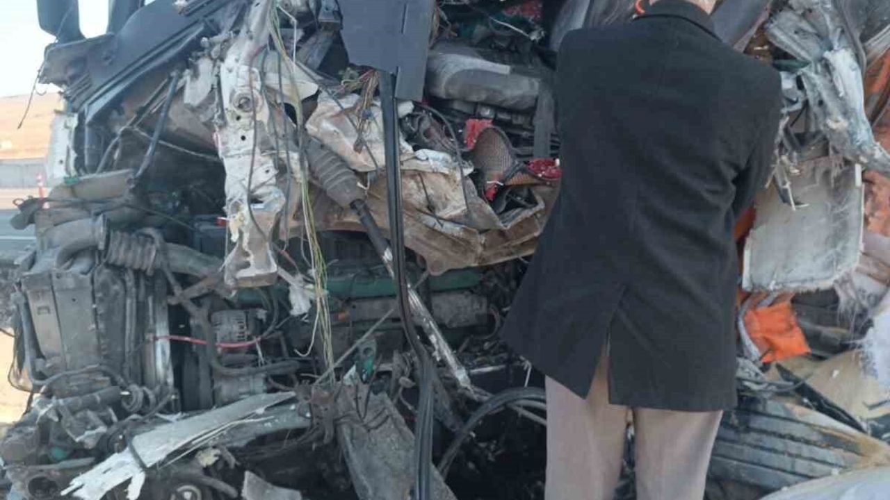 Diyarbakır Çınar’da iki tır ve bir otomobilin karıştığı zincirleme kaza: 3 yaralı