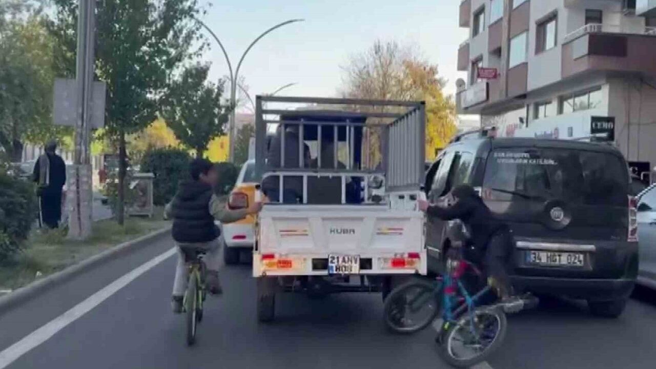 Diyarbakır'da bisikletli iki çocuğun sepetli motosiklete tutunması tehlike yarattı