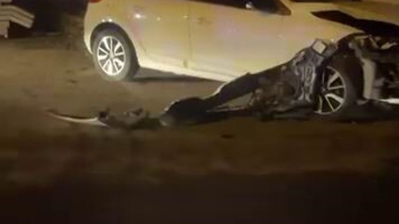 Diyarbakır'da ehliyetsiz sürücü iki park halindeki araca çarptı: 1 yaralı