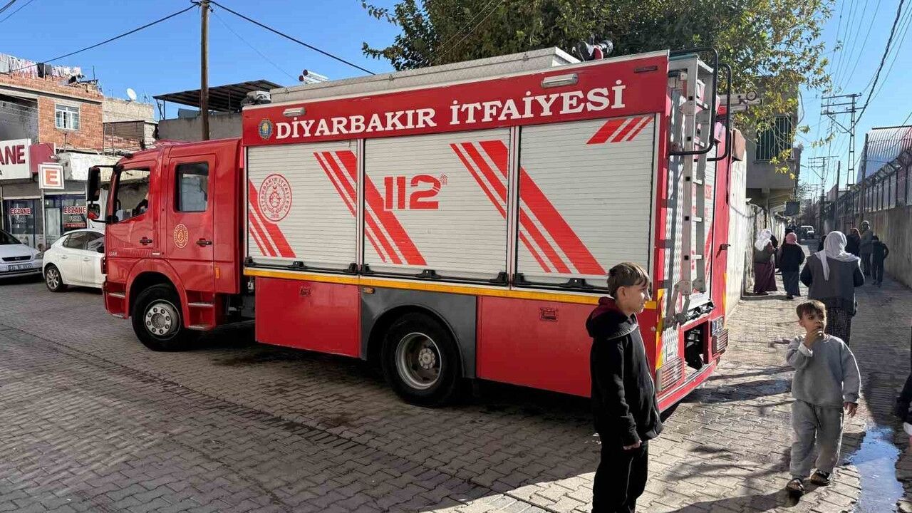 Diyarbakır'da elektrikli soba yangını: Ev küle döndü, 2 çocuk hastaneye kaldırıldı