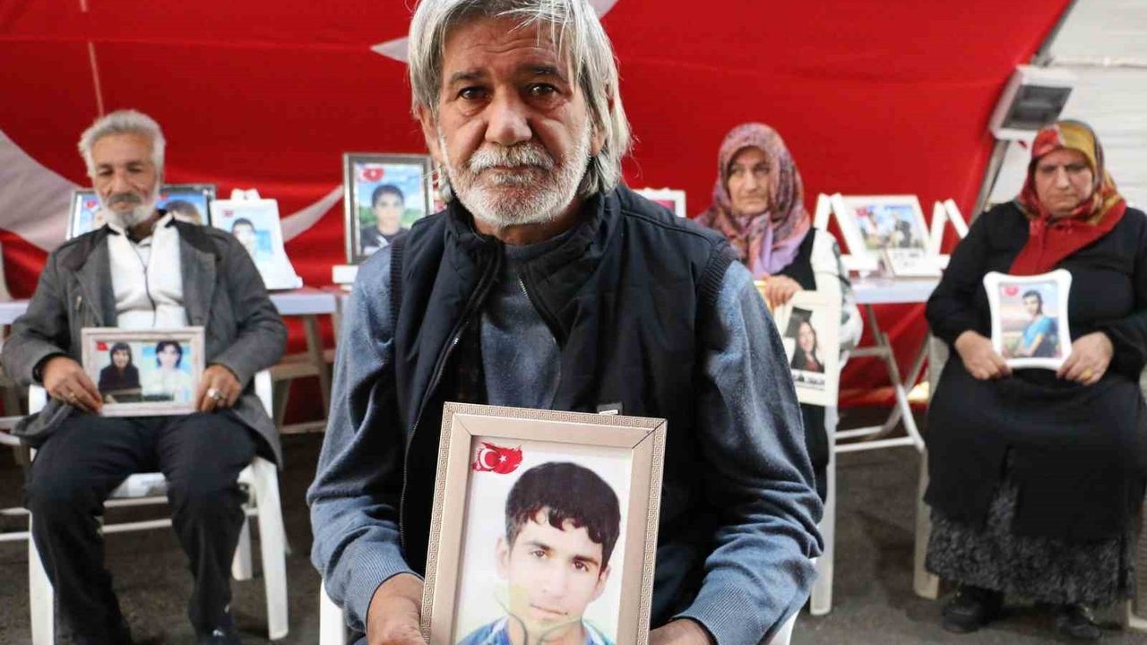Diyarbakır'da evlat nöbeti 7'nci yılında: Ailelerin HDP eski il binası önündeki kararlı bekleyişi