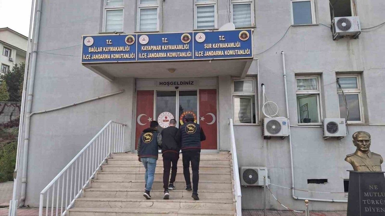 Diyarbakır'da Jandarma Operasyonunda Kesinleşmiş Hapis Czası Bulunan 82 Kişi Yakalandı