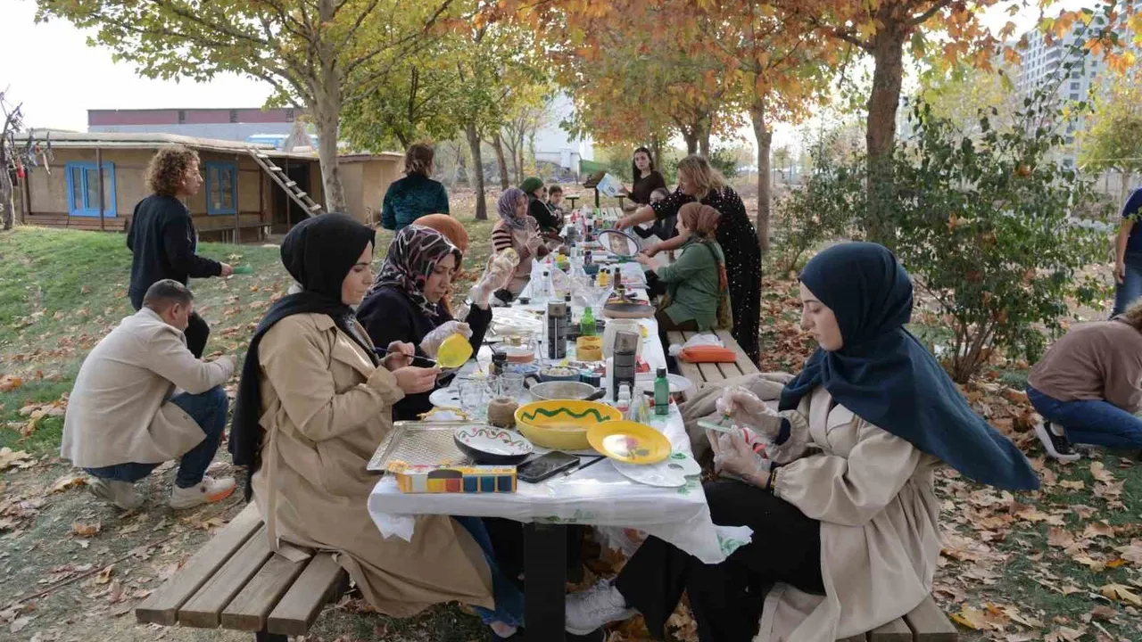 Diyarbakır’da kadınlar atölyede atıkları estetik ve işlevsel ürünlere dönüştürüyor