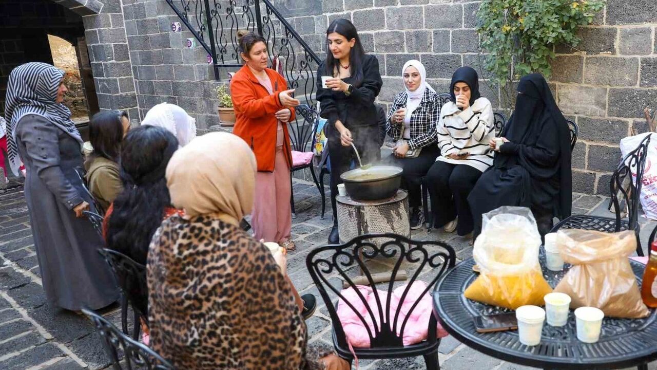 Diyarbakır'da Kadınlar Tıbbi ve Aromatik Bitkiler Atölyesinde Doğal Şifa Karışımlarını Öğrendi