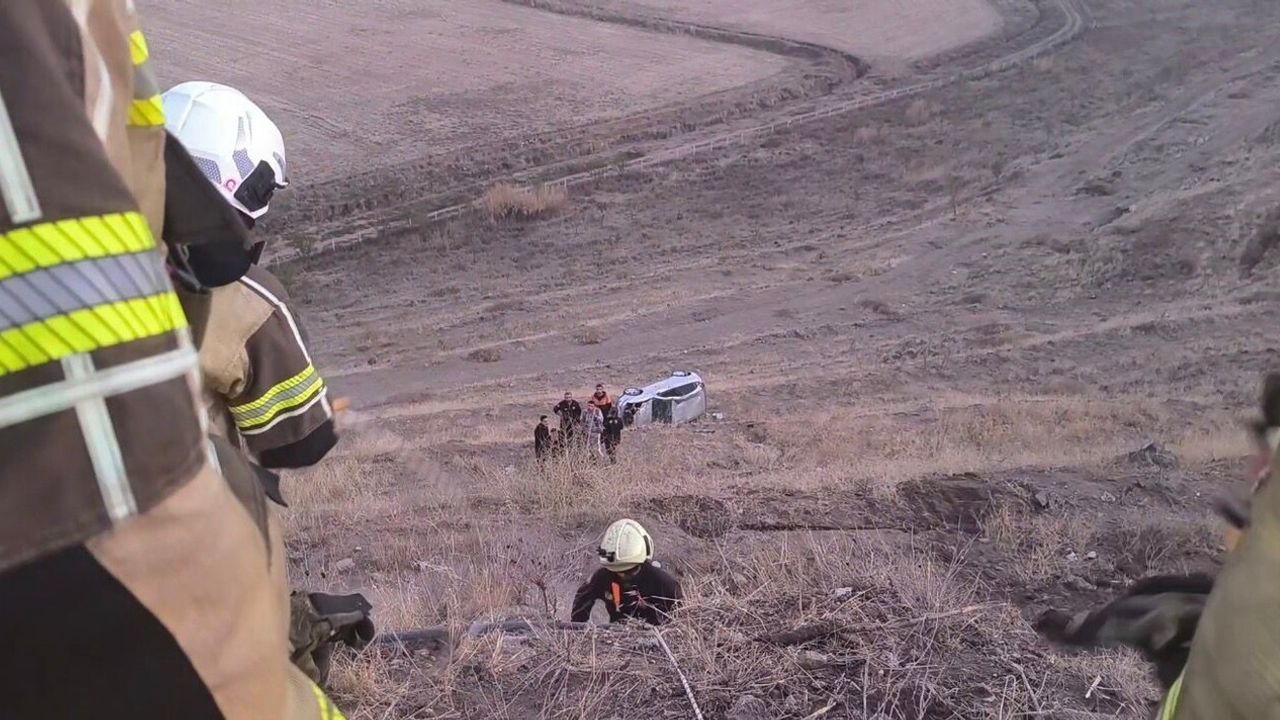 Diyarbakır'da otomobil şarampole yuvarlandı; itfaiye kask kamerasıyla kurtarma anı kaydedildi