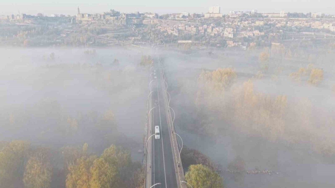 Diyarbakır'da Sabah Sisleri Tarihi Mekanlarda Kartpostallık Görüntüler Oluşturdu
