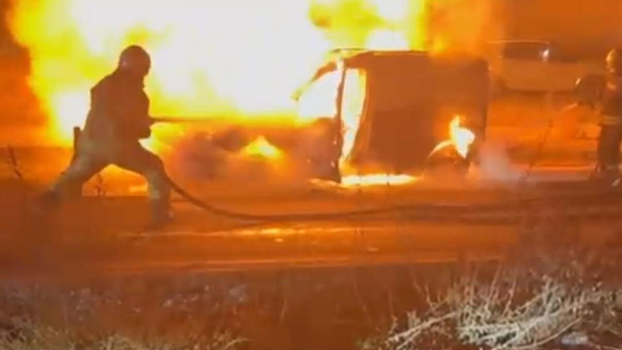 Diyarbakır'da Silvan Bulvarı'nda seyir halindeki hafif ticari araç yanarak kullanılamaz hale geldi