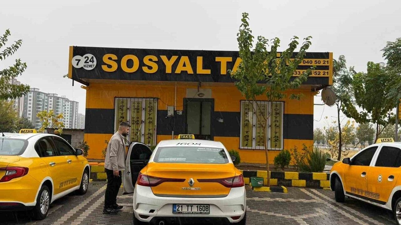 Diyarbakır'da taksici 230 bin lirayı sahibine teslim etti; babasının öğüdü yön gösterdi