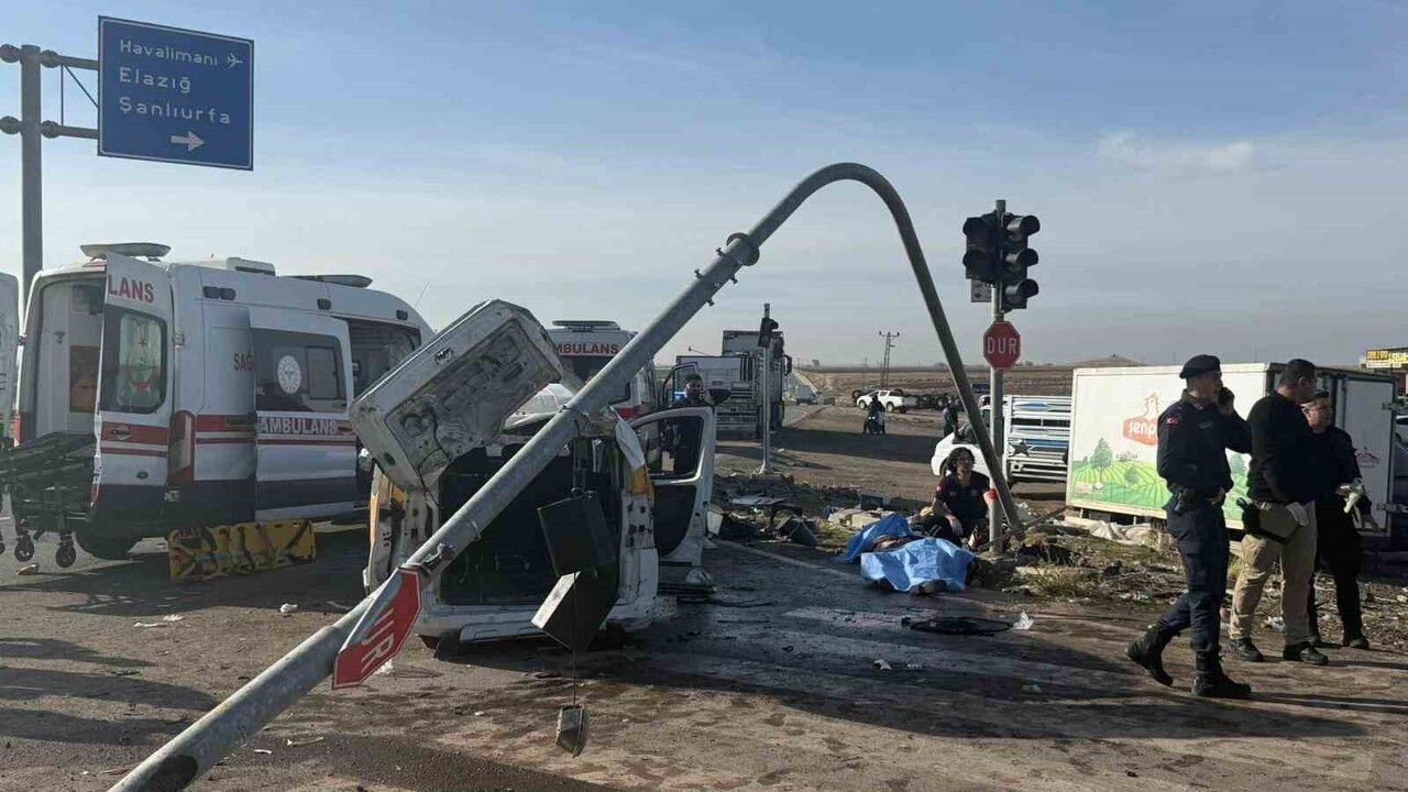 Diyarbakır'da tırın iki araca çarpması sonucu can kaybı 4'e yükseldi