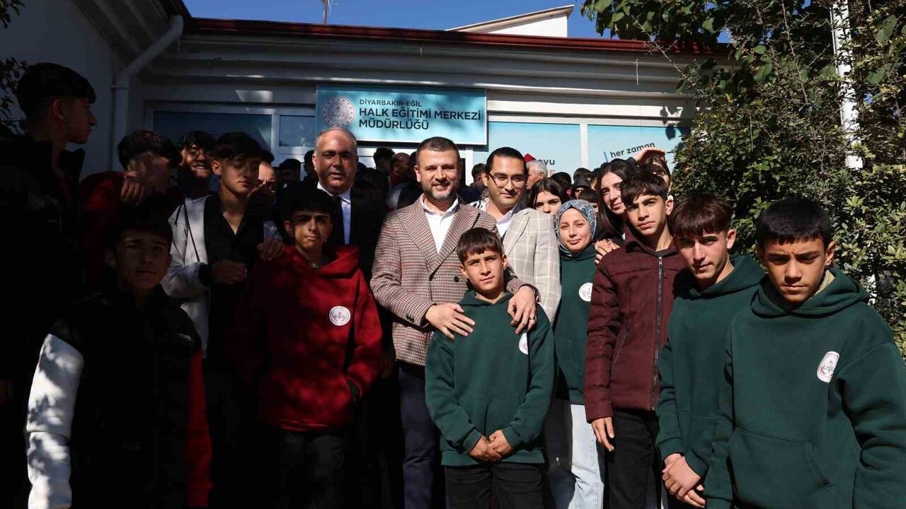 Diyarbakır Eğil'de 'Filistin için sen de iz bırak' etkinliği: Öğrenciler bayrağı parmak baskılarıyla oluşturdu