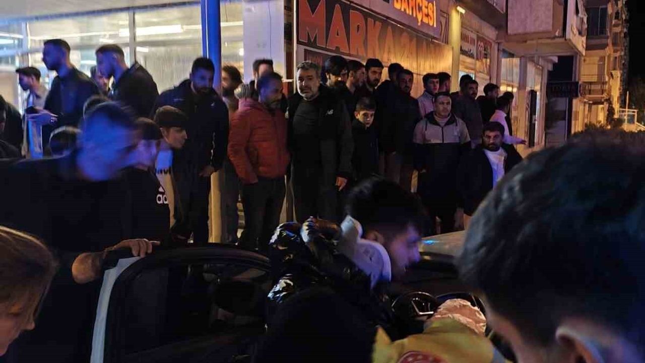 Diyarbakır Ergani'de otomobil iş yeri merdivenine çarptı: 4 yaralı
