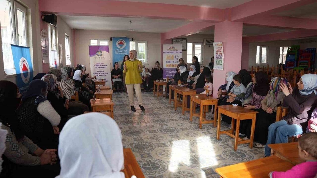 Diyarbakır Hani Uzunlar Mahallesi'nde 25 Kasım için kadına yönelik şiddet farkındalık etkinliği