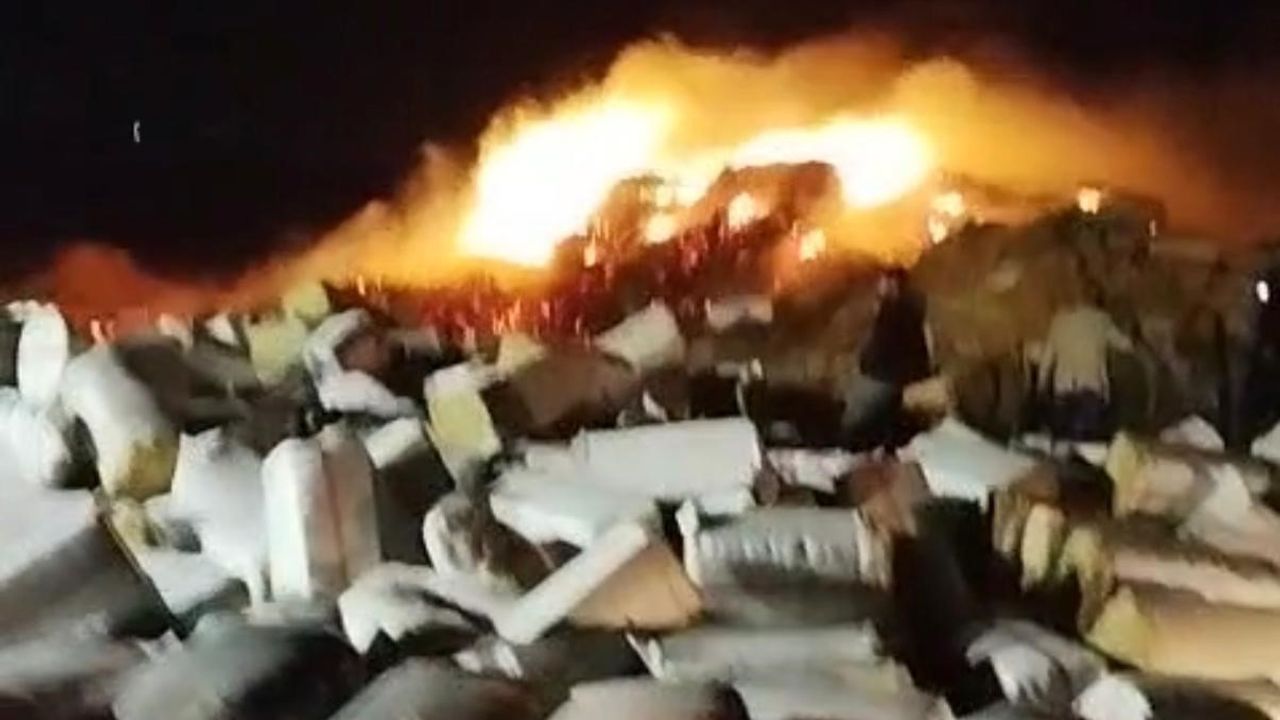 Diyarbakır Hazro'da 102 Ton Preslenmiş Saman Yangını