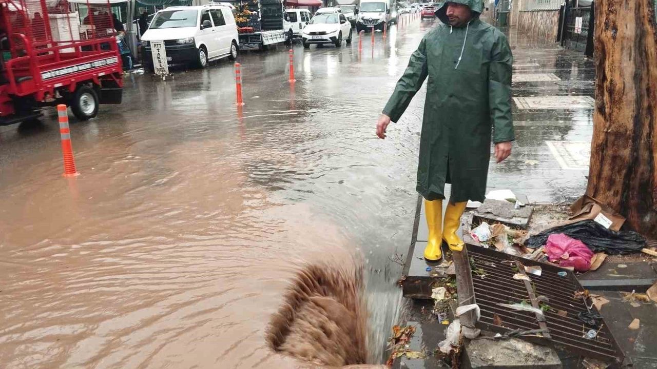 Diyarbakır’ın Silvan ilçesinde sağanak yolları göle çevirdi