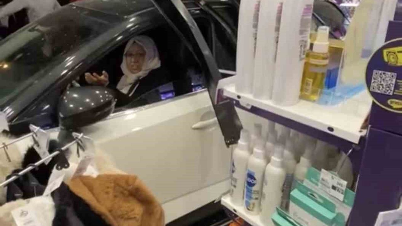 Diyarbakır Kayapınar'da Kontrolden Çıkan Otomobil Gratis Mağazasına Girdi