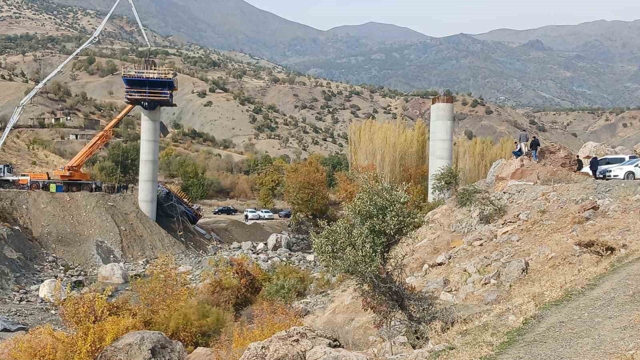 Diyarbakır Kulp'ta köprü inşaatında çökme: 4 yaralı, 2 kişi enkaz altında