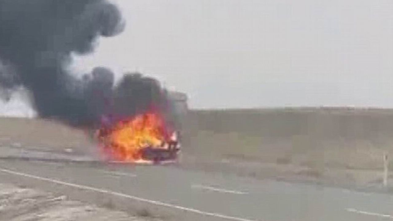 Diyarbakır Lice'de Seyir Halindeki Otomobil Alev Alarak Yandı; İtfaiye Müdahale Etti