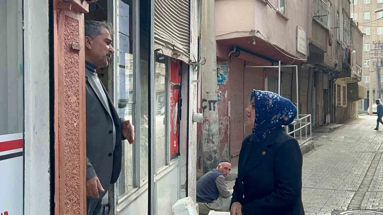 Diyarbakır Muradiye'de 'Muhtar Ana' Dilek Demir kentsel dönüşüm için sahada