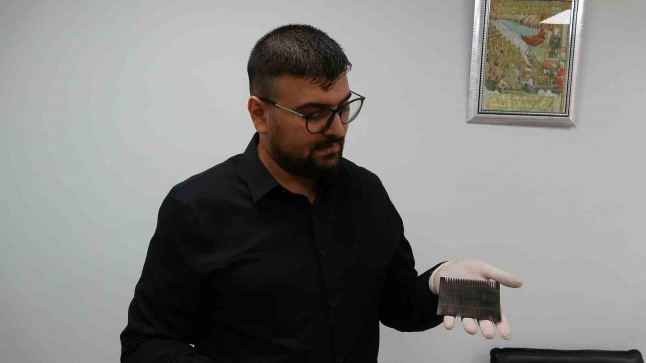 Doç. Dr. İlyas Kayaokay, Osmanlı dönemine ait tılsımlı kemik tarak satın aldı