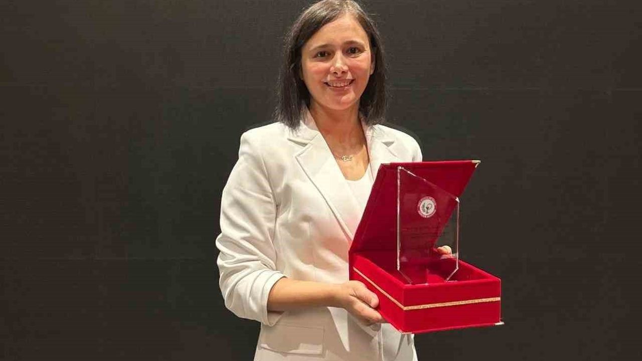 Doç. Dr. Ulviye Acar Çevik'e TEB Eczacılık Akademisi Teşvik Ödülü