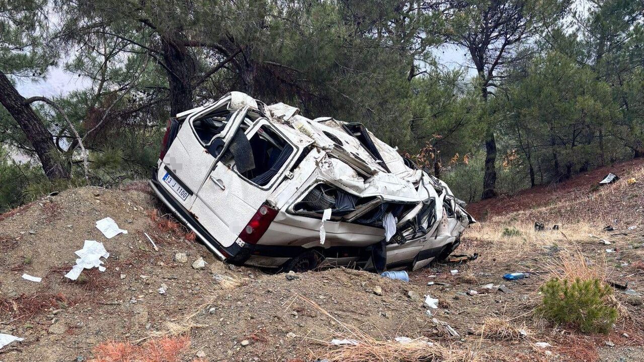 Doğanşehir'de minibüs şarampole devrildi: 1 yaralı