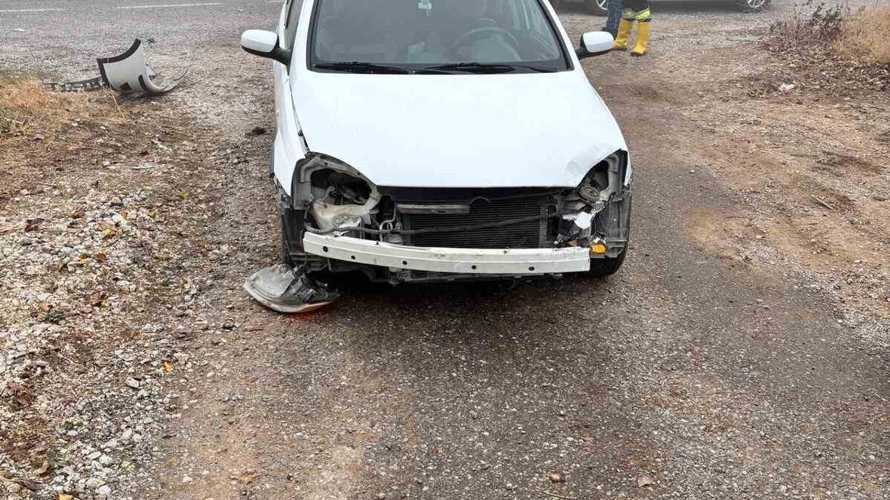 Doğanşehir Dikilitaş'ta otomobil ile hafif ticari araç çarpıştı; sürücü yaralandı