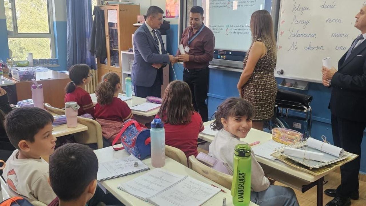 Dörtyol'da öğretmenin adına tekerlekli sandalye bağışı: Velilerden örnek davranış