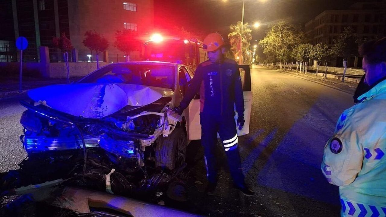 Dörtyol’da otomobil aydınlatma direğine çarptı: 1 yaralı