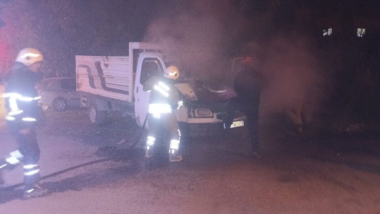 Dörtyol'da seyir halindeki pikabın motorunda yangın — can kaybı yok, araçta hasar oluştu