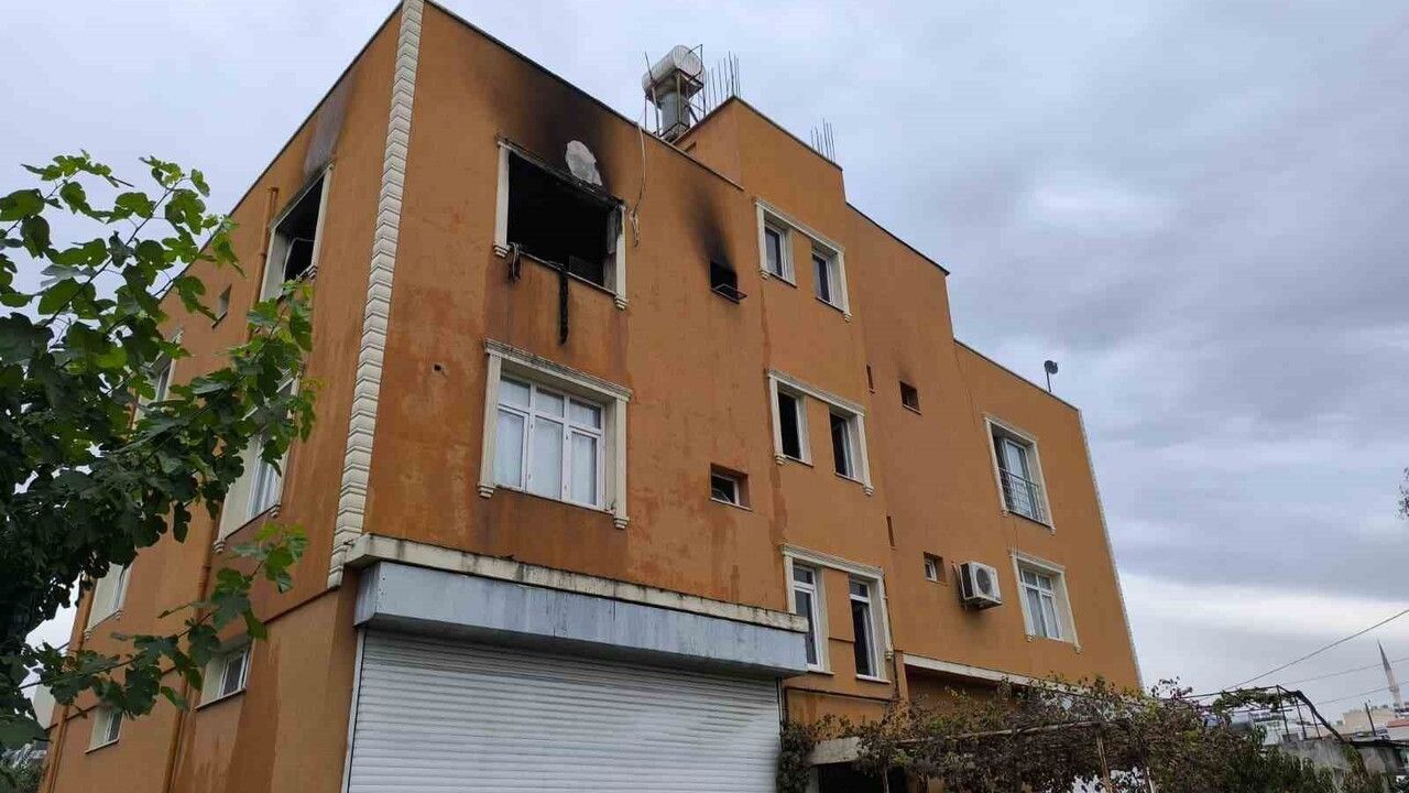 Dörtyol'da üst kat yangını itfaiye müdahalesiyle söndürüldü