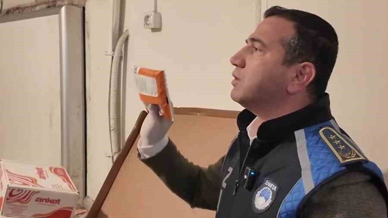 Dörtyol'da zabıta denetimi: Levent Börek'te son kullanma tarihi 3 yıl geçmiş ürün bulundu