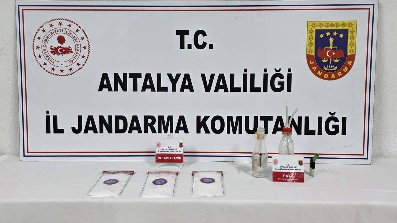 Döşemealtı'nda jandarma operasyonunda 1 kilo 210 gram metamfetamin ele geçirildi