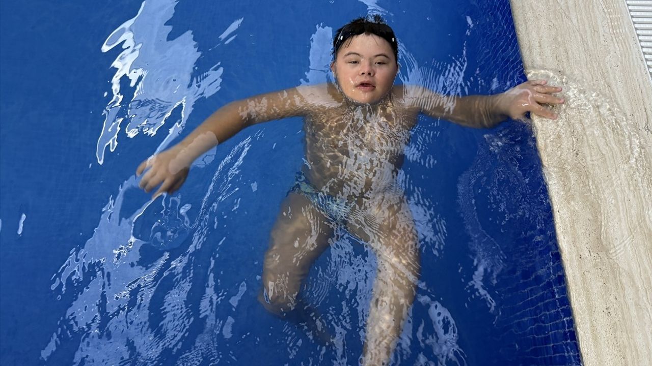 Down sendromlu Kayra, 6 yıldır yüzme eğitimiyle yarışma hedefiyle ilerliyor