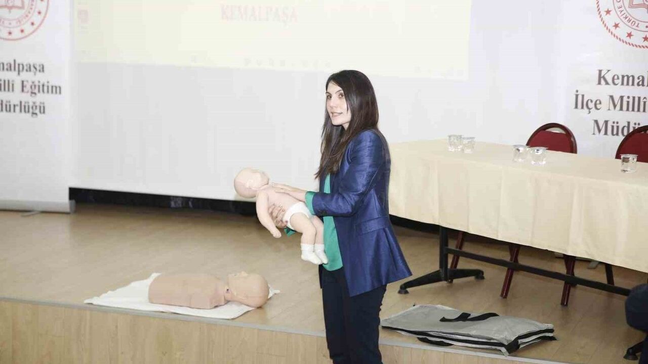 Dr. Behçet Uz Çocuk Hastanesi Heyeti, Kemalpaşa Ferzent Bulum Anadolu Lisesi'nde Farkındalık Eğitimi Verdi