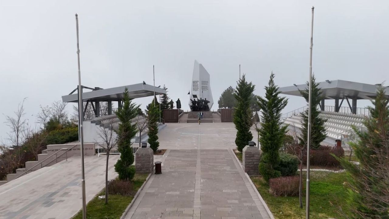 Duatepe Anıtı sisle kaplandı, kartpostallık görüntüler oluştu