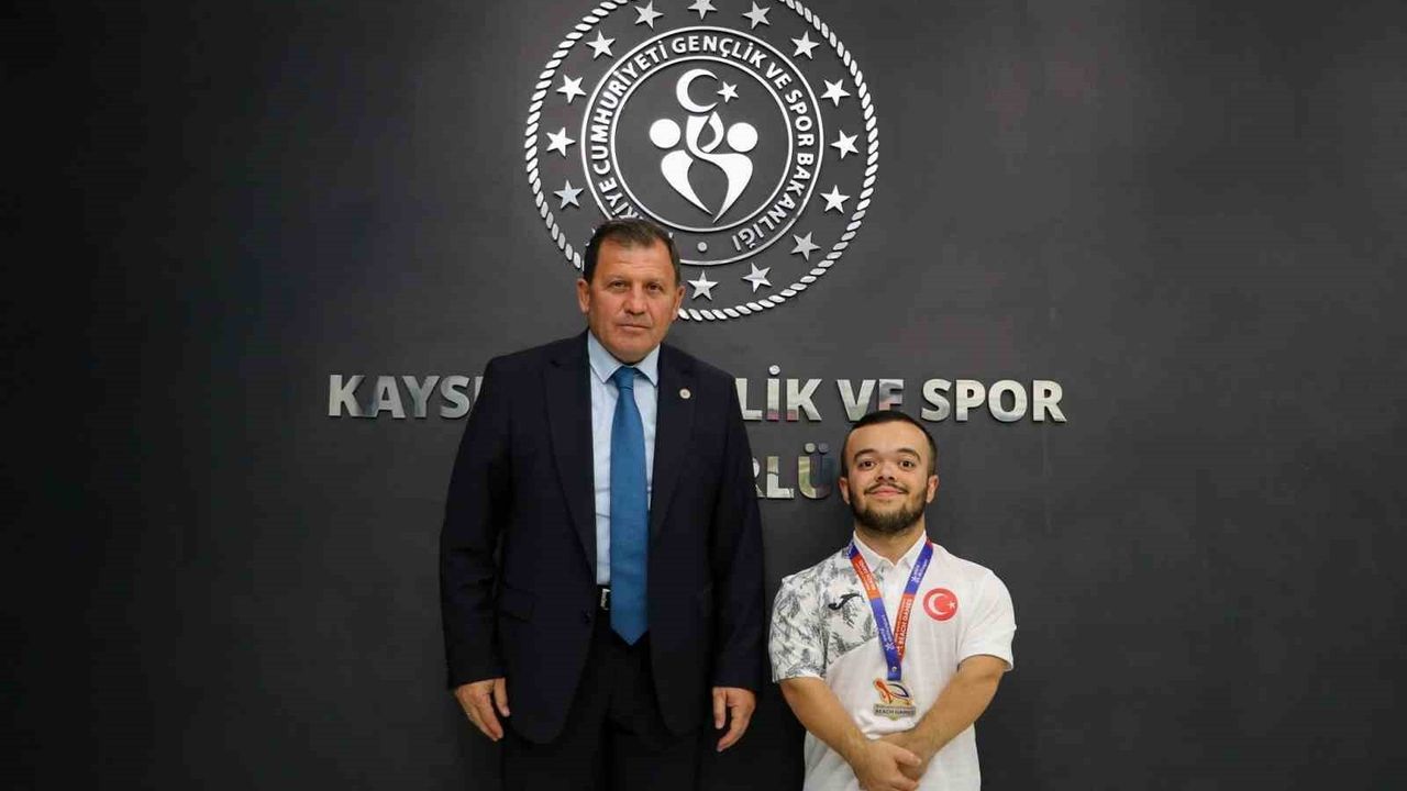 Dünya Şampiyonu Çağdaş Kaya, İl Müdürü Ali İhsan Kabakcı’yı ziyaret etti