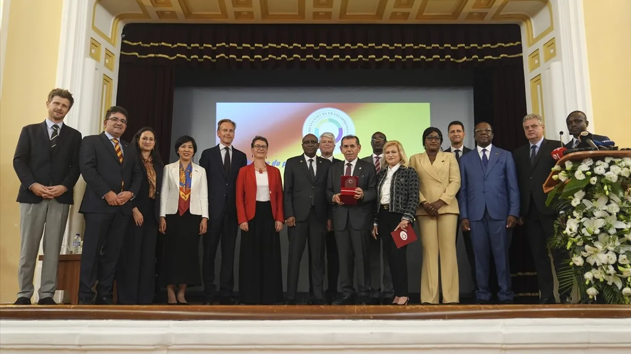 Dursun Özbek'e Türkiye'deki Frankofon Büyükelçilerden 2025 Yılının Frankofon Kişiliği Ödülü