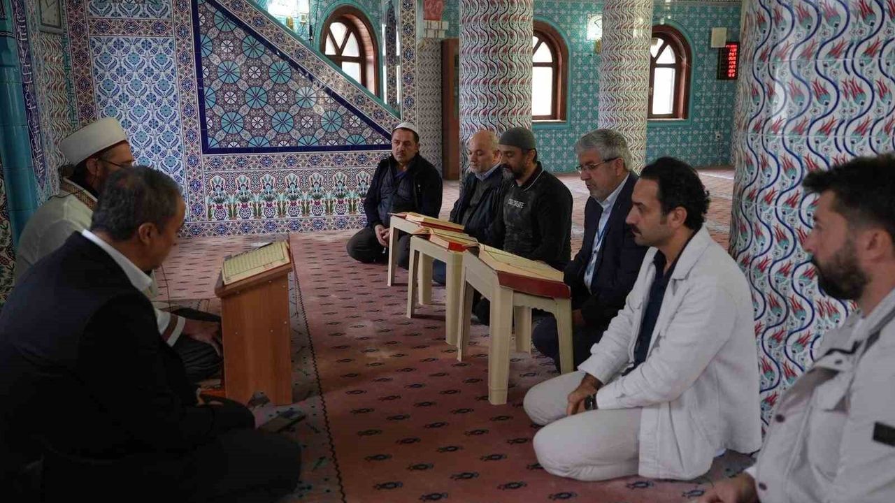 Düzce Belediyesi Şehitlik Camii'nde Günlük Mukabele Başlattı; Her 40 Günde Bir Hatim Planlanıyor