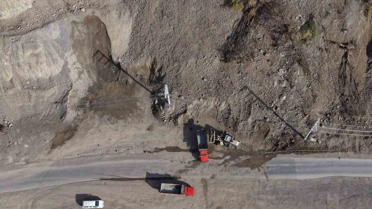 Düzce Beyköy'de heyelan: Çınardüzü mevkiinde kaya parçaları yola düştü, araç kıl payı kurtuldu