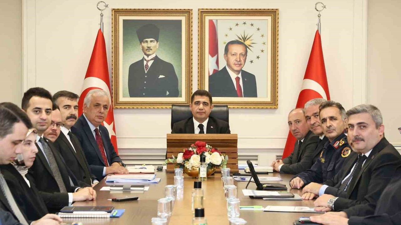 Düzce'de 2025-2026 Kış Tedbirleri Toplantısı: Vali Selçuk Aslan Koordinasyonu Vurguladı