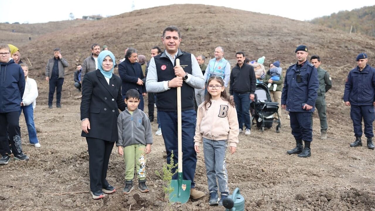 Düzce’de 24 Kasım Anısına 'Düzce Öğretmenleri Hatıra Ormanı' İçin Bin Fidan Dikildi