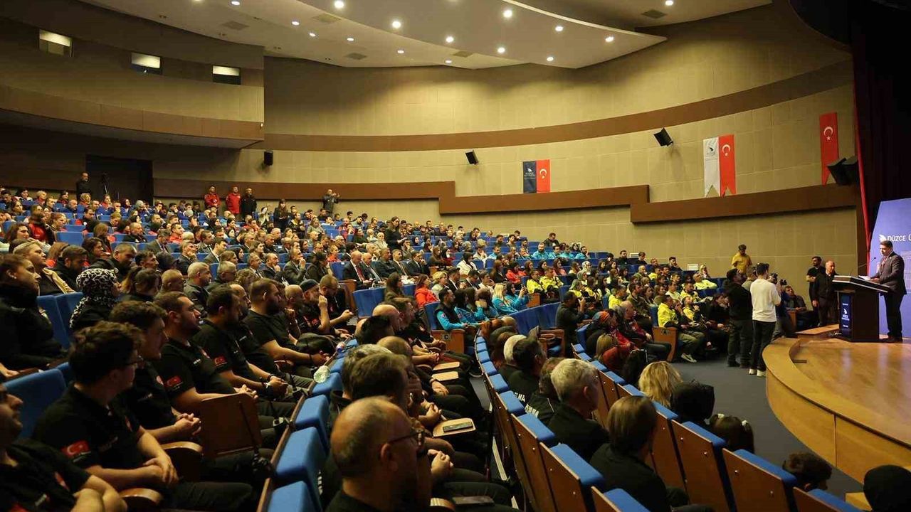 Düzce'de 'Afetlerde Gönüllülük ve Liderlik' Sempozyumu: Gönüllülük Sorumluluğudur