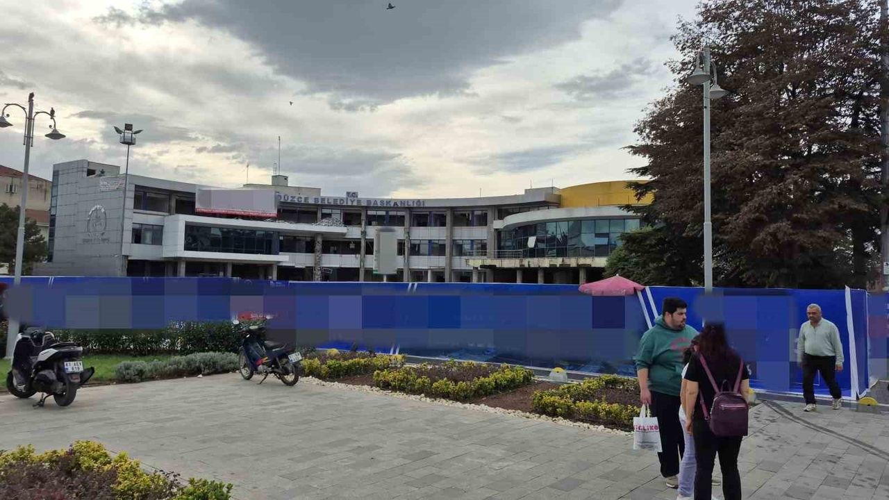 Düzce'de Cedidiye Meydan Projesi kapsamındaki eski belediye binasında küçük çaplı yangın