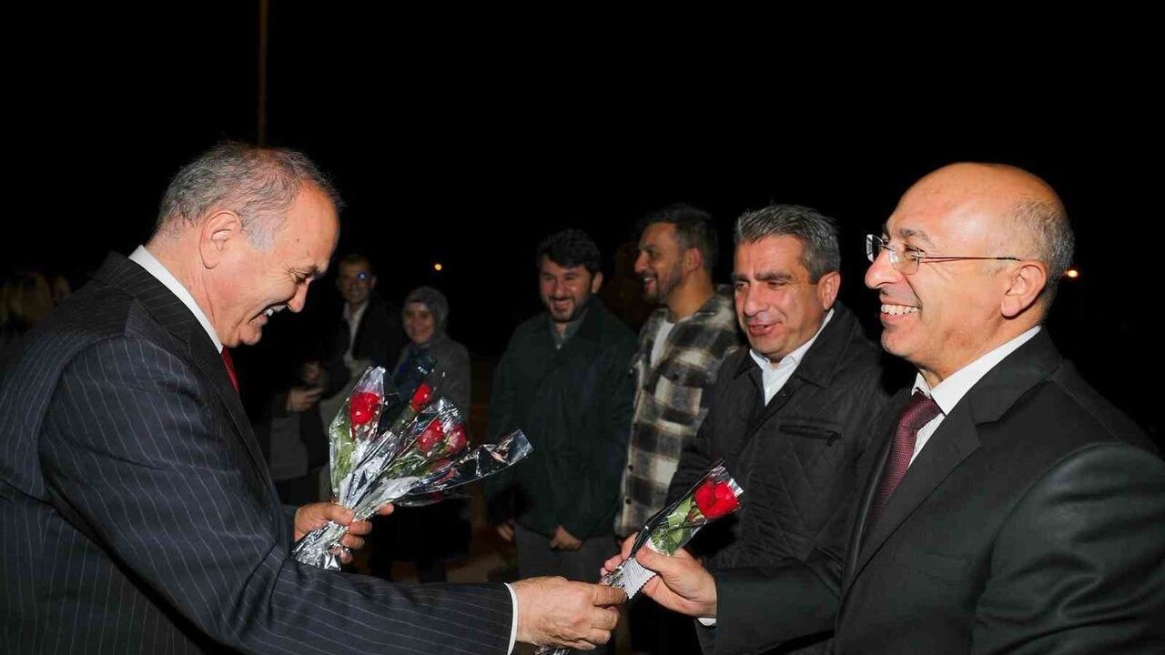 Düzce’de eğitim camiası 24 Kasım Öğretmenler Günü için valilik ve belediyenin davetinde buluştu